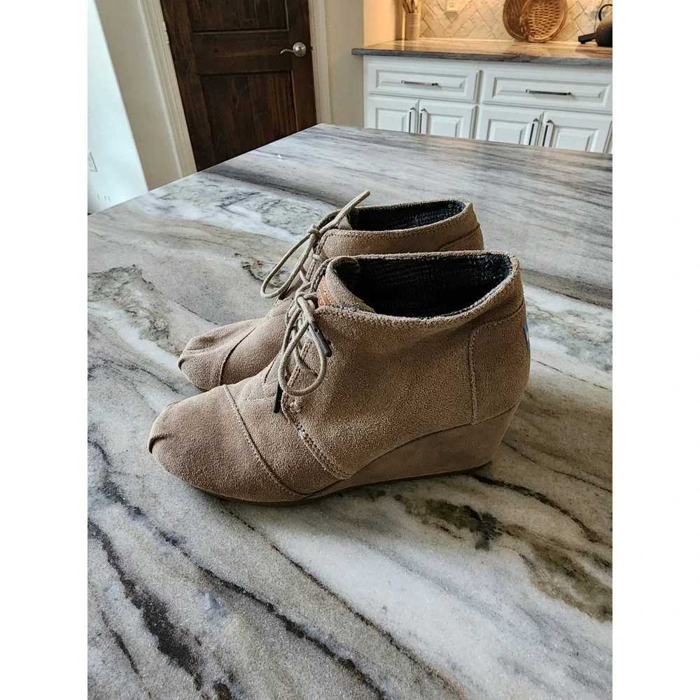 TOMS‎ Desert Wedge Ankle Booties Womens 8 Taupe Tan Suede Lace Up Chukka Boots